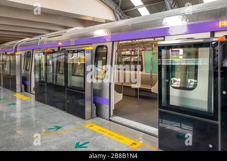 Der U-Bahn-Zug hält an einem Bahnhof und öffnet die Tür, um zu warten, bis Passagiere während der Hauptverkehrszeit an der U-Bahn-Station Kolkata East West einsteigen Stockfoto