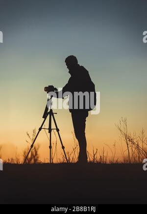 Vertikale Aufnahme der Silhouette eines Mannes vor Der Kamera Stockfoto