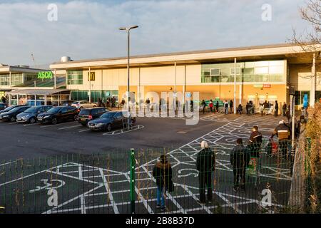 Middlesex, Großbritannien. März 2020. Das Vereinigte Königreich passt sich dem Leben unter der Pandemie von Coronavirus an und übt soziale Distanzierung, während es in der Warteschlange für den Supermarkt steht, während die globale Coronavirus Pandemie COVID-19 beschleunigt. Gutschrift: amanda Rose/Alamy Live News Stockfoto