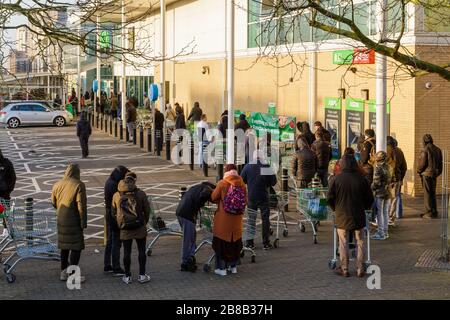 Middlesex, Großbritannien. März 2020. Das Vereinigte Königreich passt sich dem Leben unter der Pandemie von Coronavirus an und übt soziale Distanzierung, während es in der Warteschlange für den Supermarkt steht, während die globale Coronavirus Pandemie COVID-19 beschleunigt. Gutschrift: amanda Rose/Alamy Live News Stockfoto