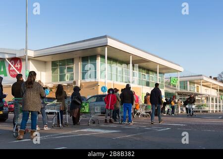 Middlesex, Großbritannien. März 2020. Das Vereinigte Königreich passt sich dem Leben unter der Pandemie von Coronavirus an und übt soziale Distanzierung, während es in der Warteschlange für den Supermarkt steht, während die globale Coronavirus Pandemie COVID-19 beschleunigt. Gutschrift: amanda Rose/Alamy Live News Stockfoto