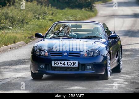 MG Auto fährt auf der Landstraße hinunter Stockfoto