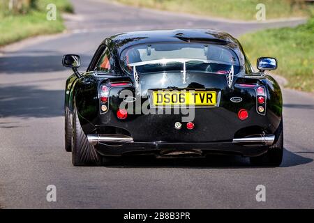 TVR-Auto fährt in England auf der Landspur nach unten Stockfoto