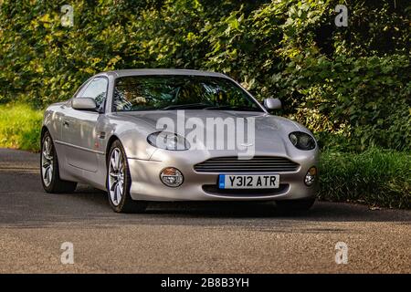 Silberner Aston Martin auf Länderspur Stockfoto