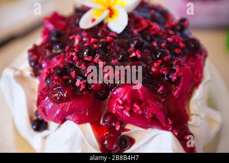 Pavlova-Kuchen mit Obstcreme Stockfoto