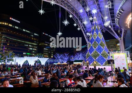 Viele Menschen auf dem weihnachtsmarkt am Bahnhof Hakata Stockfoto