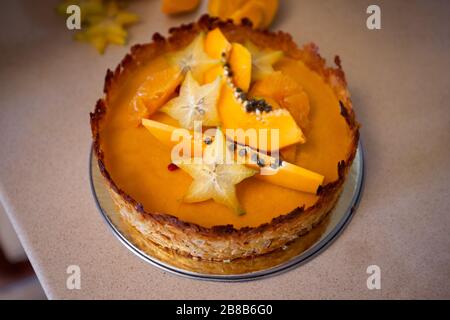 Zubereitung von Kuchen mit frischen Früchten Stockfoto