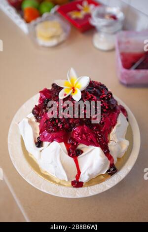 Pavlova-Kuchen mit Obstcreme Stockfoto