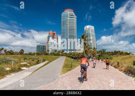 Radfahrer und Touristen im South Pointe Park an einem sonnigen Tag, Miami, Florida, USA. Stockfoto