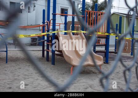 Geschlossener Spielplatz in Venedig, CA wegen COVID-19 gesperrt. Stockfoto