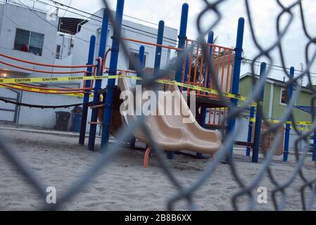 Geschlossener Spielplatz in Venedig, CA wegen COVID-19 gesperrt. Stockfoto