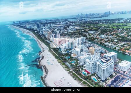 Luftaufnahme der Skyline von South Beach in Miami bei Sonnenuntergang, Florida Stockfoto