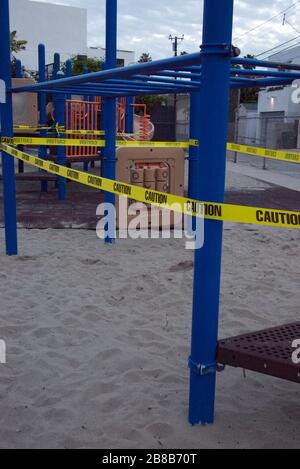 Geschlossener Spielplatz in Venedig, CA wegen COVID-19 gesperrt. Stockfoto