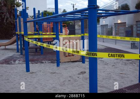 Geschlossener Spielplatz in Venedig, CA wegen COVID-19 gesperrt. Stockfoto