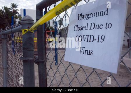 Geschlossener Spielplatz in Venedig, CA wegen COVID-19 gesperrt. Stockfoto