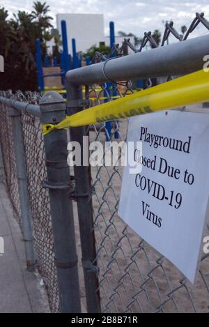 Geschlossener Spielplatz in Venedig, CA wegen COVID-19 gesperrt. Stockfoto