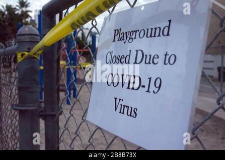 Geschlossener Spielplatz in Venedig, CA wegen COVID-19 gesperrt. Stockfoto