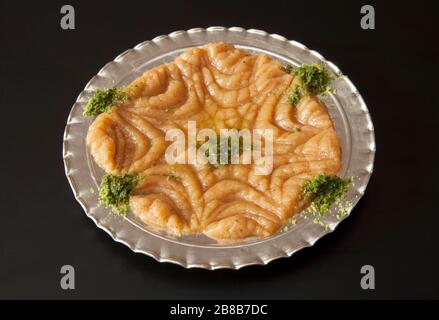 Traditionelles türkisches Dessert Hosmerim auf Platte Stockfoto