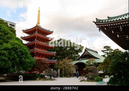 Im Inneren des berühmten Tokoji-Tempels in Fukuoka Stockfoto