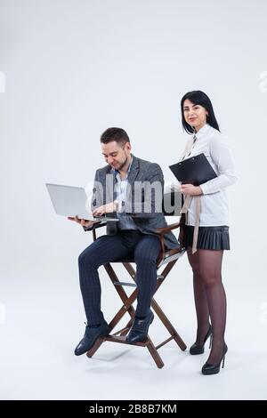 Chefberater des Lehrer-Mentors spricht über ein neues Online-Projekt für eine junge Praktikantin, einen fokussierten Leiter, eine Führungskraft und einen Lehrenden Stockfoto