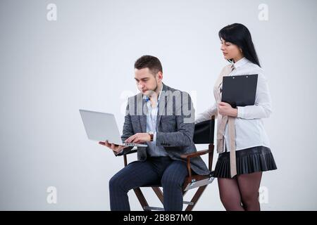 Chefberater des Lehrer-Mentors spricht über ein neues Online-Projekt für eine junge Praktikantin, einen fokussierten Leiter, eine Führungskraft und einen Lehrenden Stockfoto