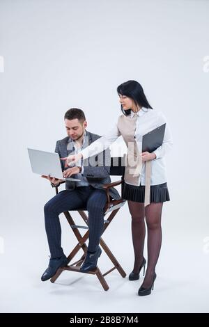 Chefberater des Lehrer-Mentors spricht über ein neues Online-Projekt für eine junge Praktikantin, einen fokussierten Leiter, eine Führungskraft und einen Lehrenden Stockfoto