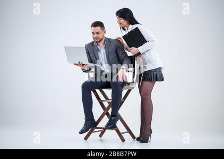 Chefberater des Lehrer-Mentors spricht über ein neues Online-Projekt für eine junge Praktikantin, einen fokussierten Leiter, eine Führungskraft und einen Lehrenden Stockfoto