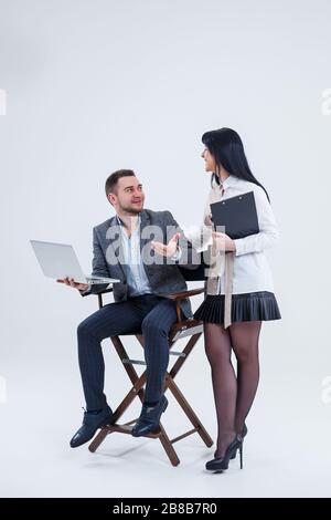 Chefberater des Lehrer-Mentors spricht über ein neues Online-Projekt für eine junge Praktikantin, einen fokussierten Leiter, eine Führungskraft und einen Lehrenden Stockfoto