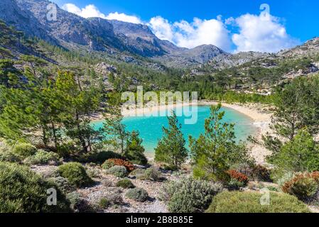 See von Skafi auf dem Berg Thripti im Frühling, Crete, Griechenland. Stockfoto