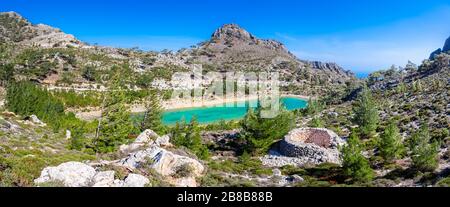 See von Skafi auf dem Berg Thripti im Frühling, Crete, Griechenland. Stockfoto