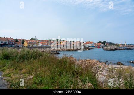 Svaneke, Bornholm/Dänemark - 29. Juli 2019: Blick auf die Kleinstadt Svenek in Bornholm von der Bucht aus Stockfoto