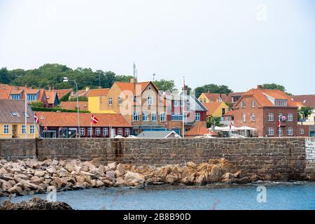 Svaneke, Bornholm/Dänemark - 29. Juli 2019: Blick auf die Kleinstadt Svenek in Bornholm von der Bucht aus Stockfoto