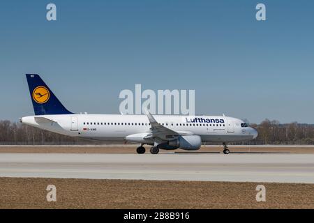 München, Deutschland - 27. Februar. 2019: Der Lufthansa Airbus A320-214 mit der Flugregistrierungsnummer D-AIWB taxiert zum Start auf der Nordr Stockfoto