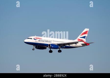 München, Deutschland - 27. Februar 2019: British Airways Airbus A319-131 mit der Flugzeutregistrierung G-EUPX in der Annäherung an die nördliche Landebahn 26R Stockfoto