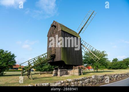 Svaneke, Bornholm/Dänemark - 29. Juli 2019: Alte Windmühle am Stadtrand von Svaneke in Bornholm Stockfoto