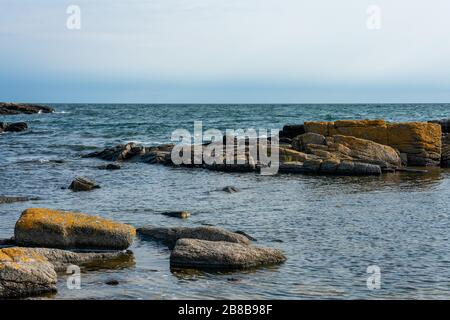 Svaneke, Bornholm/Dänemark - 29. Juli 2019: Felsufer in Bornholm mit der ostsee Stockfoto