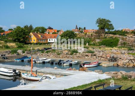 Svaneke, Bornholm/Dänemark - 29. Juli 2019: Blick über das Dorf Svanake in Bornholm mit einem kleinen Hafen davor Stockfoto