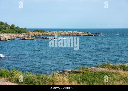 Svaneke, Bornholm/Dänemark - 29. Juli 2019: Blick auf das felsige Meeresufer in Svaneke, Bornholm Stockfoto