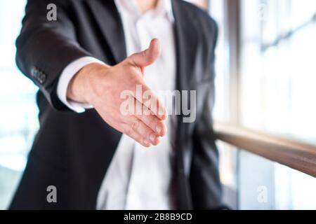 Erfolg, Chance, Deal oder Vereinbarung. Business man bietet und gibt Hand für Handschlag im modernen Bürogebäude. Stockfoto