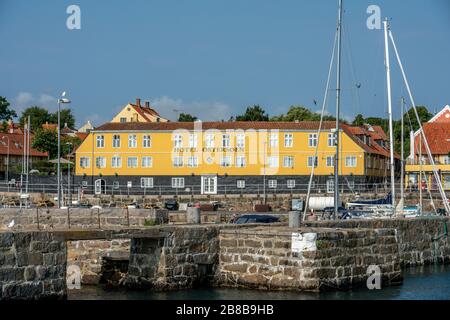 Svaneke, Bornholm/Dänemark - 29. Juli 2019: Altes Hotel in Svanake, Bornholm mit dem Hafen vor der Haute Stockfoto