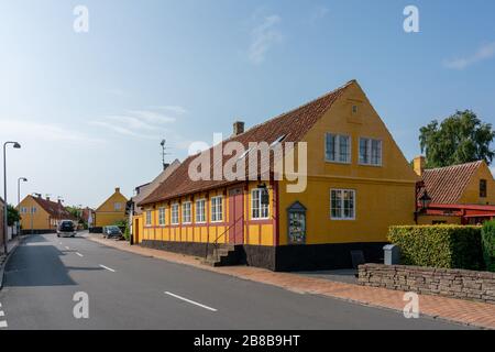 Svaneke, Bornholm/Dänemark - 29. Juli 2019: Altes gelbes Haus in Svaneke, Bornholm Stockfoto