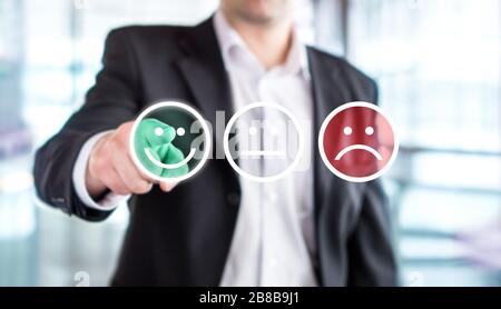 Business man gibt Bewertung und Rezension mit einem fröhlichen Smiley-Smiley-Emoticon-Symbol. Umfrage oder Umfrage zur Kundenzufriedenheit und -Service oder Produktqualität. Stockfoto