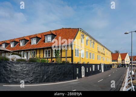 Svaneke, Bornholm / Dänemark - 29. Juli 2019: Hotel Ostersoen Fassade an einer leeren Straße in Svaneke im Sommer Stockfoto