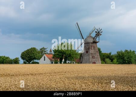 Svaneke, Bornholm/Dänemark - 29. Juli 2019: Windmühle auf einem Bauernhof mit Feldfront Stockfoto