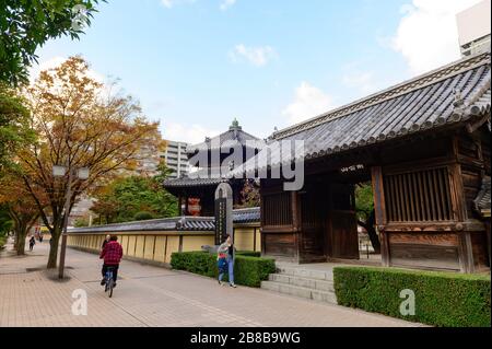 Schönes Holztor im Tokoji-Tempel in Fukuoka Stockfoto