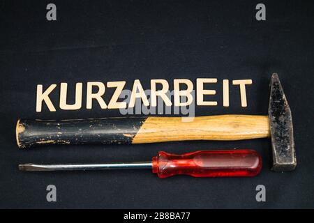 (Kurzarbeit = Kurzarbeit) Kurzarbeit soll weniger arbeiten, um den Job zu retten Stockfoto