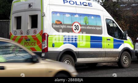 anpr-Kamera-Lieferwagen auf britischer Stadtstraße mit Verkehr in england Deutschland Stockfoto