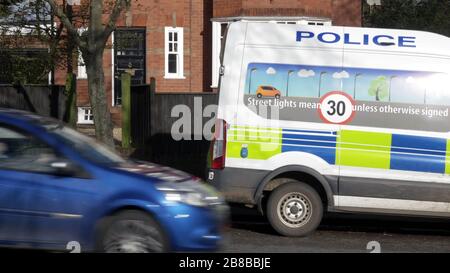 anpr-Kamera-Lieferwagen auf britischer Stadtstraße mit Verkehr in england Deutschland Stockfoto