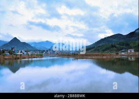 Ein schöner See in der Nähe des CAN Cau Marktes in der Provinz Lao Cai in Vietnam. Stockfoto