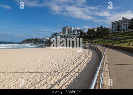 Bondi Beach war gestern wegen unannehmbarer Menschenmassen geschlossen. Die jüngsten Regeln zur sozialen Distanzierung wurden ignoriert, und infolgedessen musste die Regierung c Stockfoto